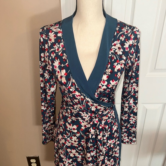 Beautiful wrap dress by Banana republic - Picture 2 of 3